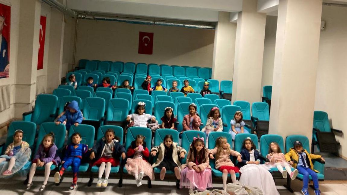 23 Nisan Ulusal Egemenlik ve Çocuk Bayramı kapsamında okulumuzun Ana sınıfı öğrencilerine  çizgi film gösterisi düzenledik. Öğrencilerimiz bu güne özel kıyafetleriyle katıldılar.