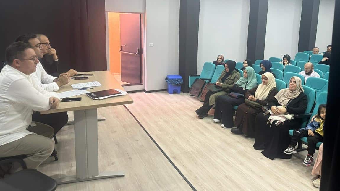 Okul Müdürümüz Ali Volkan Nizamoğlu'nun başkanlığında okul aile birliği toplantısı yapıldı.