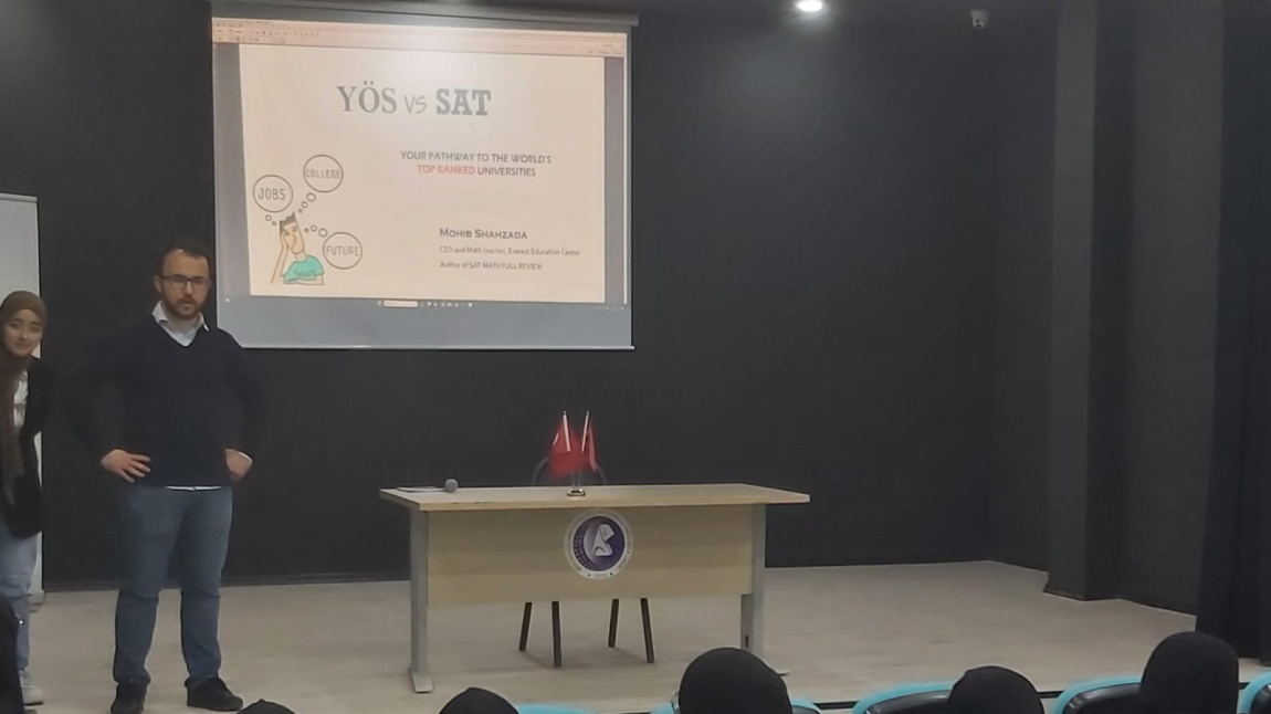 Okulumuzun konferans salonunda 12.sınıflara yönelik YÖS ve SAT sınavları ile ilgili bilgilendirme semineri düzenlendi.