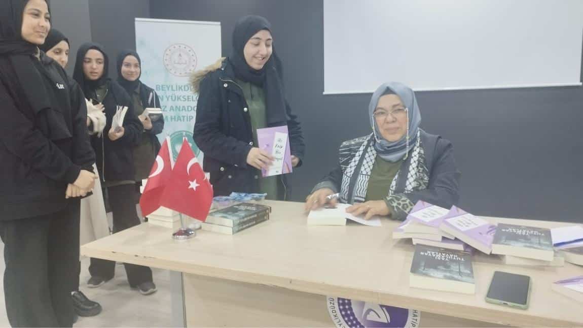 Yazar Aynur  Yavuz Hanım  okulumuzun konferans salonunda öğrencilerimize söyleşi düzenledi ve kitaplarını  öğrencilerimize imzaladı.