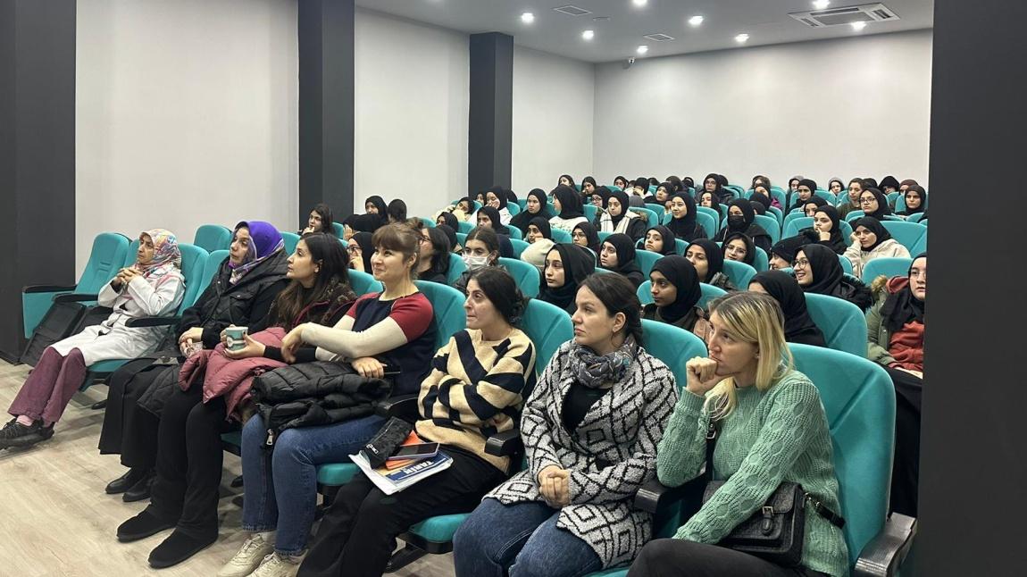 Okulumuzun konferans salonunda, Üsküdar Üniversitesi öğretim elemanı Ayşegül Balta Özgen tarafından, Tubitak söyleşileri kapsamında göçmen entegrasyonu hakkında  bilgilendirme semineri düzenlendi.