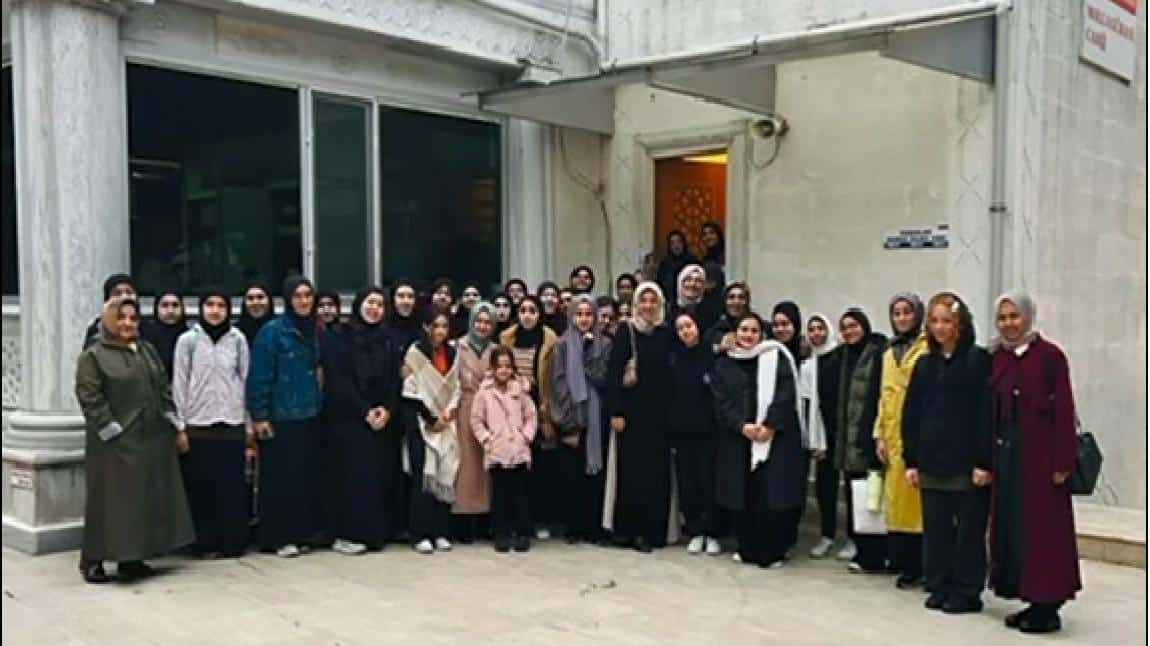 Okul Müdürümüz Mehmet Ali BEKTAŞ, okulumuzun meslek dersi dersi öğretmenleri ve öğrencilerimizle beraber Molla  Gürani Camiinde Sabah Namazı Kılmaya gittik.